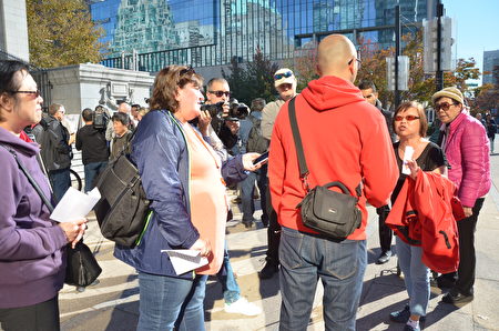 2018年10月17日，溫哥華反對大麻集會現場多次出現民眾爭執與辯論。（余天白/大紀元）