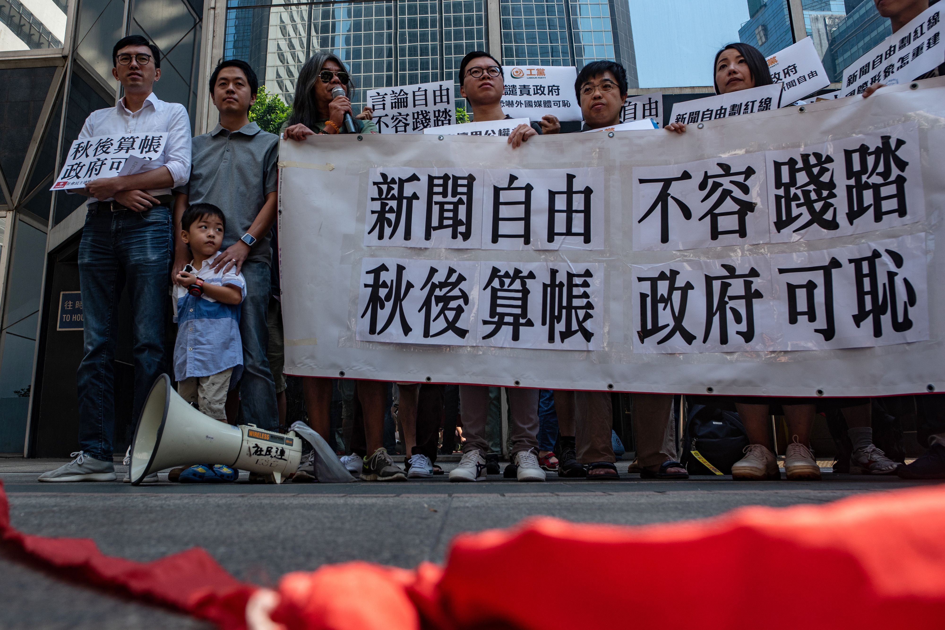 活动人士周六在香港的移民机构外表示抗议。(PHILIP FONG/AFP/Getty Images)
