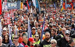 维州十七万工人罢工游行 州长助阵