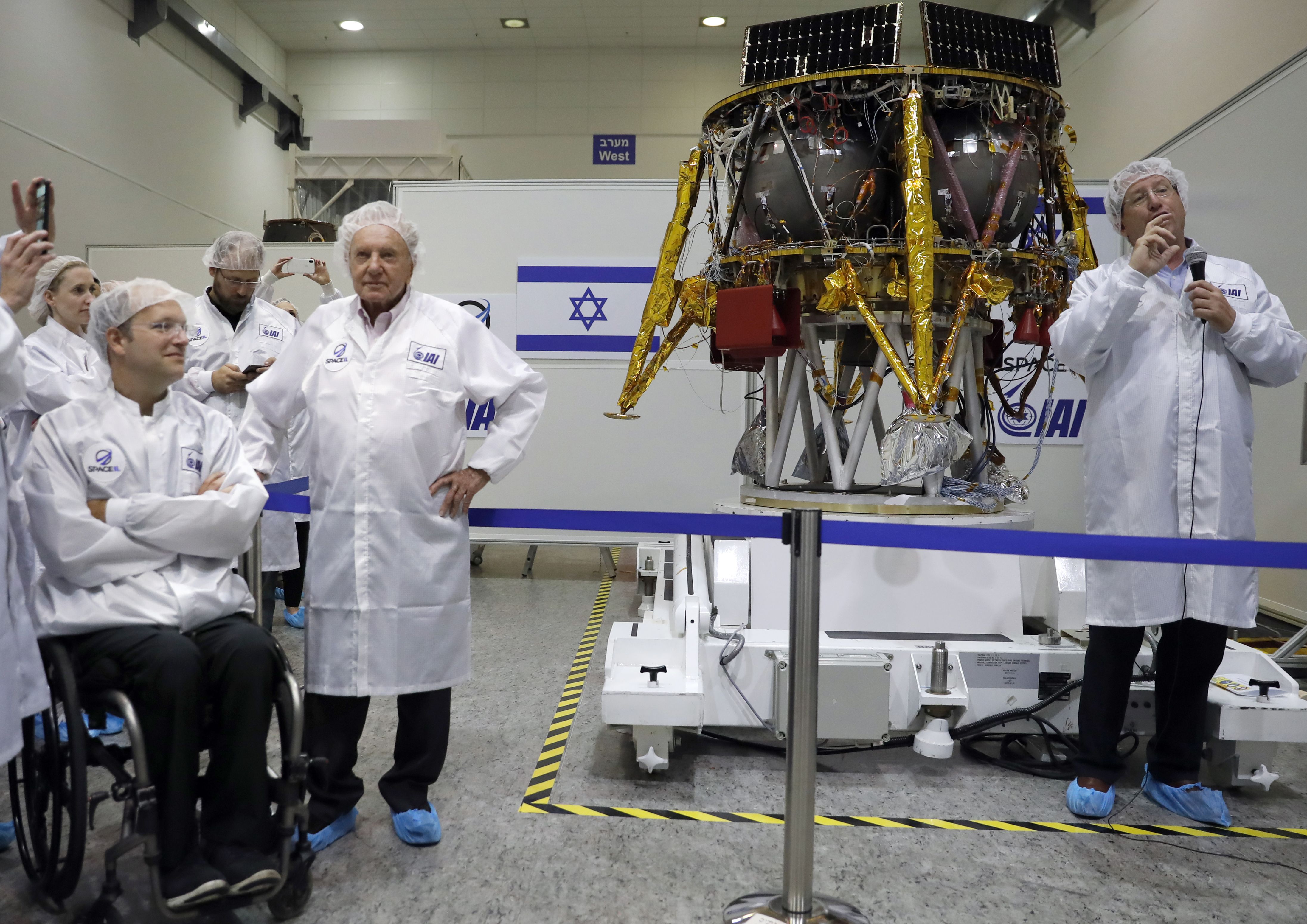 以色列航天工業公司(Israel Aerospace Industries)太空部主管Opher Doron(圖右)於2018年7月10日宣布登月計劃。以色列工程師設計的重約585公斤的太空飛行器將於明年2月13日登上月球。(THOMAS COEX/AFP/Getty Images)