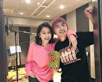 佼佼苦等30年终于出辑 徐若瑄惊喜探班