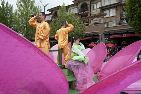 2018年6月2日，王志远在大温哥华地区本拿比市脱帽节游行的花车上展示法轮功的功法。（大宇/大纪元）