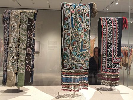 展覽上展出的原住民女人頭巾。