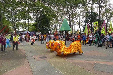 布碌崙第二届龙狮节从上午11点一直到下午4点，吸引众多民众围观，场景十分热闹。