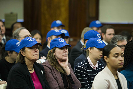 周一听证当日，台下许多是商业地产中介，他们带着写有“vote no”的蓝色棒球帽，对提案表示反对。