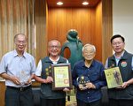 《栗社桂冠詩人鄒子襄》一書    編纂人獲縣長表揚