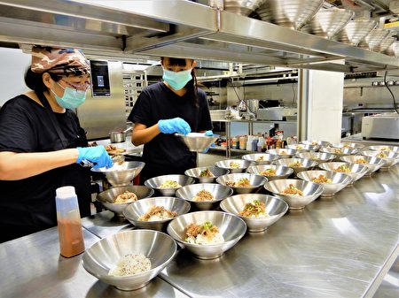 東海大學斥資千萬，改造校園餐廳飲食，找來知名餐飲團隊，從採用「四章一Q」安心認證食材開始，規劃「餐餐五蔬果」菜單。