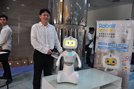 铼德提供的小贝机器人，可以带给老人家互动的快乐