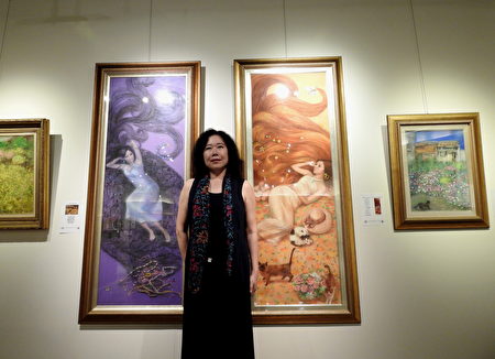 曾獲得奇美藝術人才培訓獎的佘明娟，和被奇美博物館收藏的畫作(右)愛的金心。