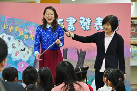 童心未泯的竹县文化局长张宜真，向小朋友介绍绘本内容，开心的笑了起来