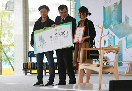 黄郁宁、李柏毅所设计的〈山海椅〉则拿下“一般坐具设计银奖”及“台湾家具产业协会特别奖”。