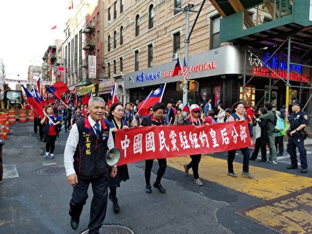 中国国民党驻纽约分部队伍庞大，党员手持大型国旗游行，场面壮观。