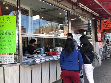 台式小吃“阿忠卤味”重返法拉盛缅街潮坊餐厅门口的档口。