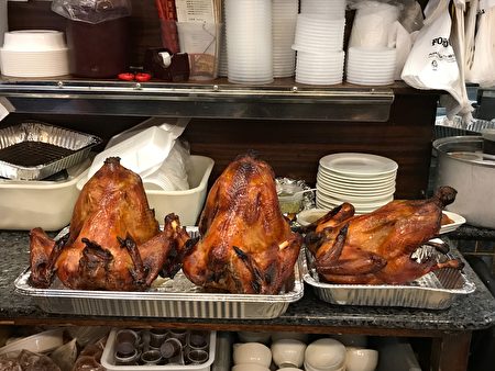 法拉盛缅街东皇朝感恩节火鸡订单超过200份，图为火鸡新鲜出炉。