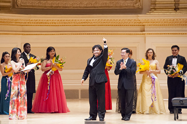 2012年，來自加拿大的選手男高音張洋獲得了第六屆「全世界歌劇唱法聲樂大賽」男聲組金獎。（攝影：戴兵/大紀元）