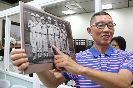  50年前七虎少棒队队长担任投手的卢瑞图，今天莅临记者会，指出当年的自己小卢瑞图(中)，是新台湾饼铺的5公子，他说爸爸是做面包的，所以吃面包长大的他长得特别高。