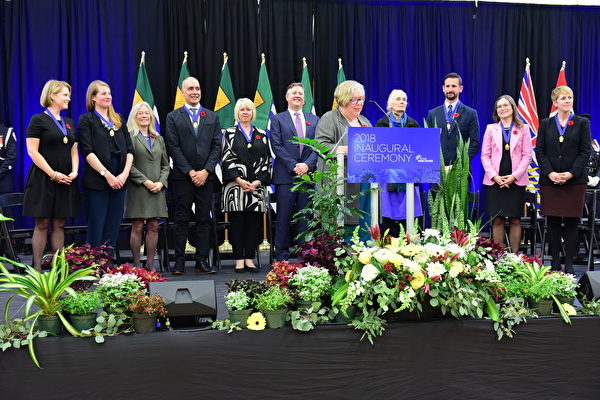 2018年11月5日，温哥华新市长肯尼迪．斯图尔特（Kennedy Stewart，左六）与10名市议员宣誓就职。（摄影：余天白/大纪元）