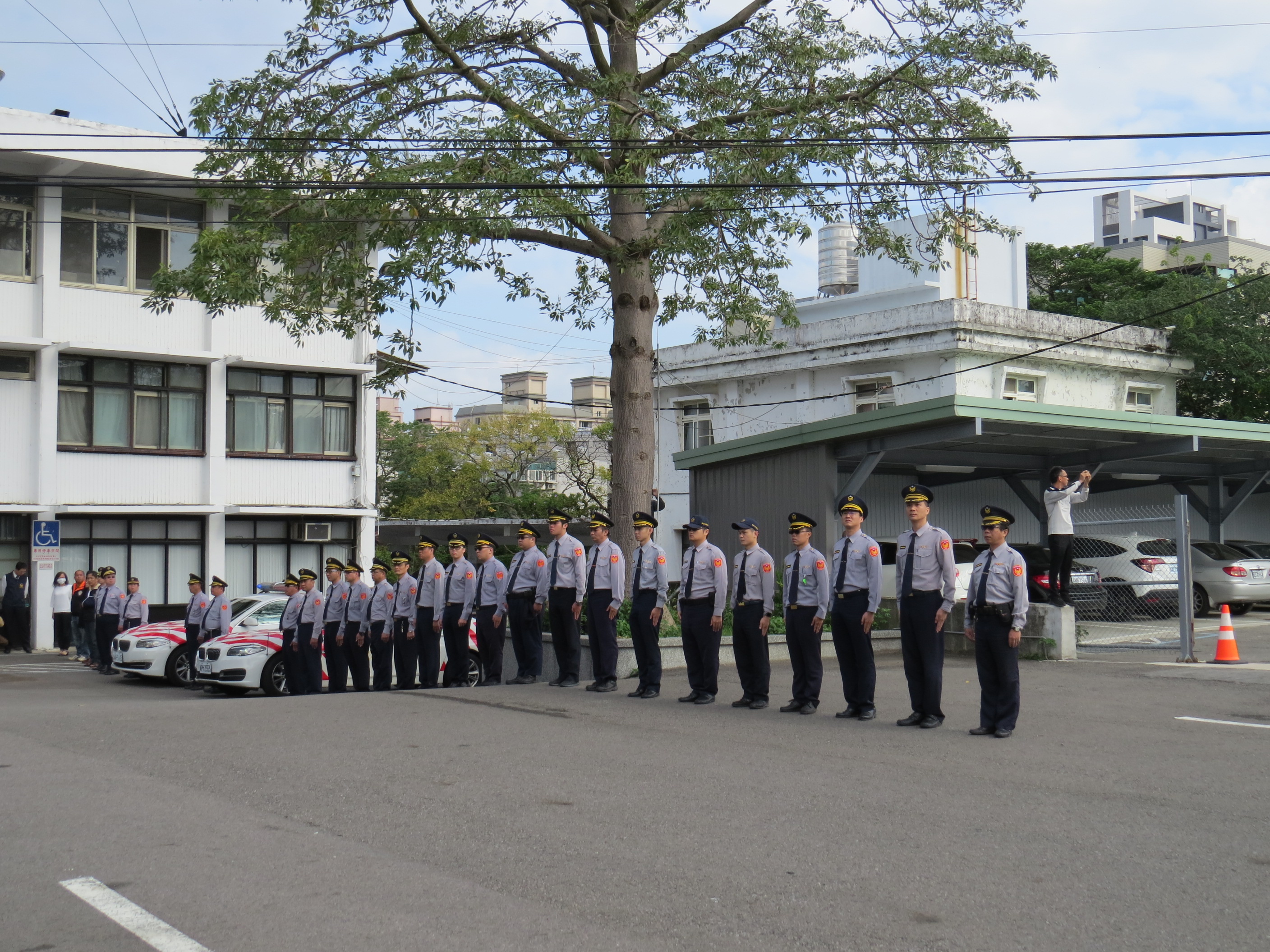 王黃冠鈞遺體回到楊梅分隊做最後巡禮 國道警察 大紀元