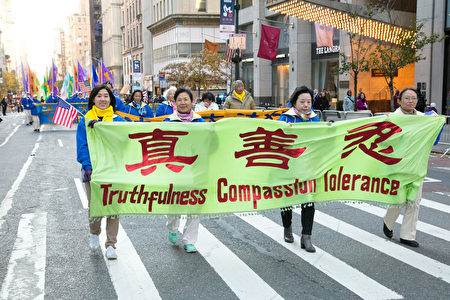 法轮功学员受邀参加纽约退伍军人节游行，表达热爱和平、捍卫自由的精神。