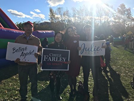 挑戰陸天娜的共和黨聯邦參議員候選人蕭琺莉（Chele Farley，右二）來到法拉盛華人社區拉票，表示她要為紐約州爭取更多的聯邦資源。