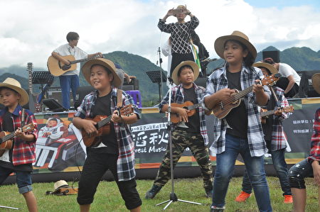 民國前3年創辦富里鄉東里國小的小朋友，在音樂會中用烏克麗莉彈唱表演。