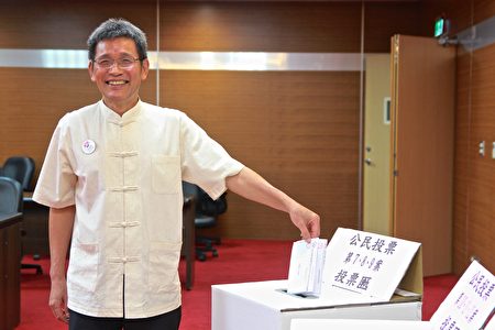县选委会主委张锦荣鼔励满18岁出来投下公民选栗决定未来。
