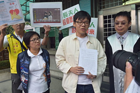 魏明谷團隊與黃文玲(前左1)在法警室前各說各話。