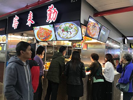 「香港美食城」試業第一天，就吸引不少顧客。