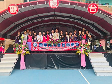 新竹國小校長張淑玲（前排左七）感謝同濟會在校慶日宣傳紫錐花反毒運動，意義深遠。