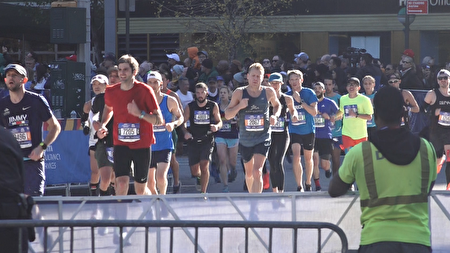 4日，五万多名来自世界各地的马拉松选手，参加了纽约市马拉松。