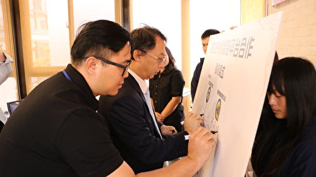  嘉大副校长朱纪实(左)与嘉易创创育中心执行长黄振纬同步进行签约。