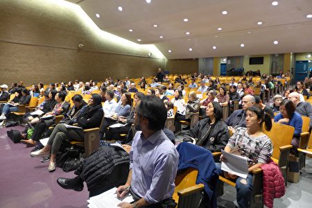 上百名学生家长8日晚参加曼哈顿第二学区的纽约市实验中学举办的论坛。 