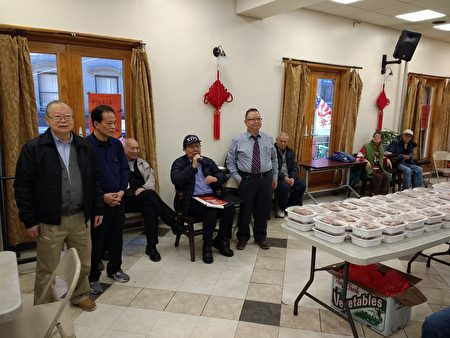 美東聯成公所8日向符合資格的會員頒發敬老金及半隻醬油雞，桌子上整齊擺放了147餐盒油雞。