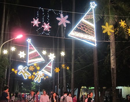 耶誕燈飾照亮屏東公園。