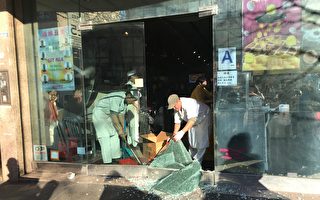 法拉盛大班饼屋玻璃门  突然掉下粉碎