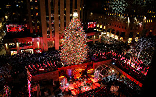 纽约洛克斐勒圣诞树点灯 华人慕名而来