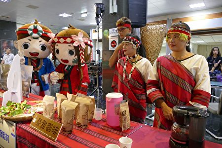 北港溪温泉区业者在“2018南投温泉季”启动仪式现场展示的泰雅咖啡。