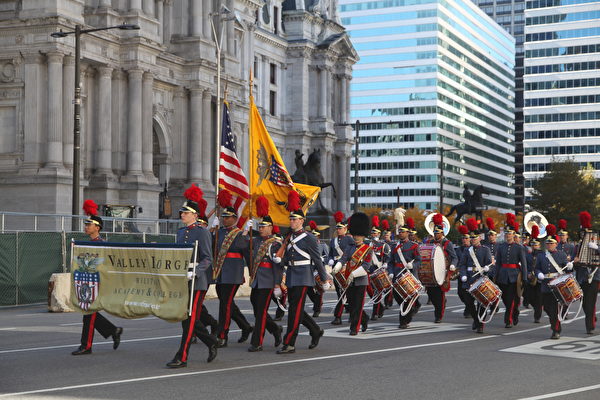 参加费城退伍军人节大游行的军人。（何平/大纪元）