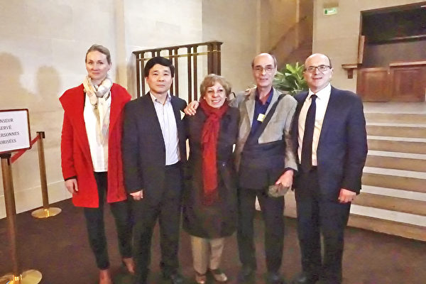 研讨会后，法国法轮大法协会主席唐汉龙先生（左二）与“为人权行动”协会主席Marie-Françoise Lamperti女士（中）和参议员André Gattolin先生（右一）合影。（章乐/大纪元）