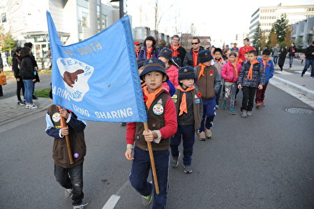11月11日，本拿比市举行游行，纪念荣军日。图为参加游行的各类社团。