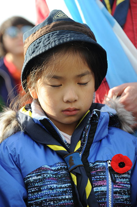 11月11日，本拿比市在南部青年活動中心舉行軍人紀念日活動，緬懷為國捐軀的加拿大將士。圖為默哀的兒童。