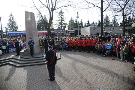 11月11日，本拿比市在南部青年活动中心举行军人纪念日活动，缅怀为国捐躯的加拿大将士。