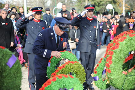11月11日，本拿比市在南部青年活動中心舉行榮軍日紀念活動，緬懷為國捐軀的加拿大將士。圖為本拿比消防隊代表獻花環。