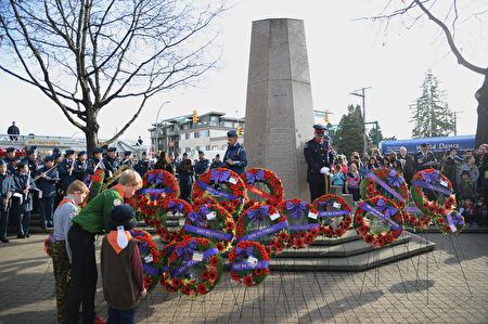 11月11日，本拿比市在南部青年活動中心舉行榮軍日紀念活動，緬懷為國捐軀的加拿大將士。圖為本拿比兒童社團獻花環。