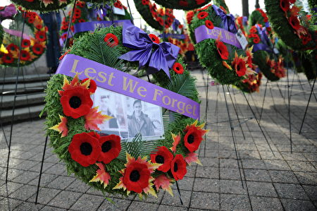 11月11日，本拿比市在南部青年活動中心舉行榮軍日紀念活動，緬懷為國捐軀的加拿大將士。圖為永不忘記花環。