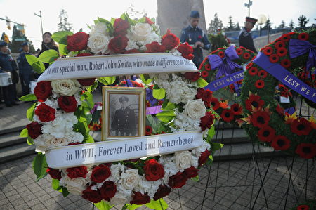 11月11日，本拿比市在南部青年活動中心舉行榮軍日紀念活動，緬懷為國捐軀的加拿大將士。圖為陣亡軍人家屬的紀念花環。