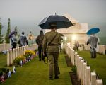 澳士兵英国阵亡墓地荒芜 好心人照管逾25年