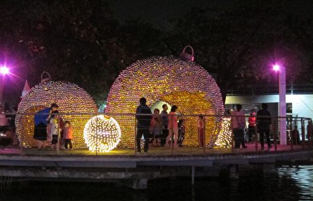 屏東公園耶誕燈飾同步點亮。