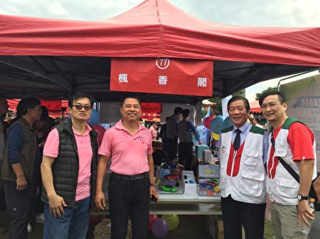 楓香閣鄭火龍董事長（左2）園遊會設攤發表汽車香薰器，每售出1台捐給家扶100元做公益不落人後。