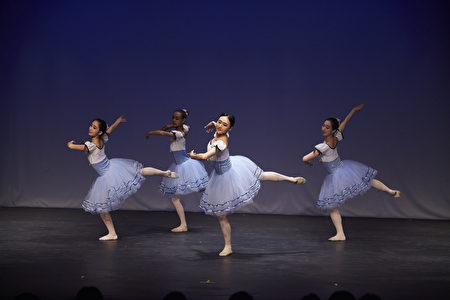 飛天大學中城分校舞蹈系的芭蕾舞班級學生在排練。